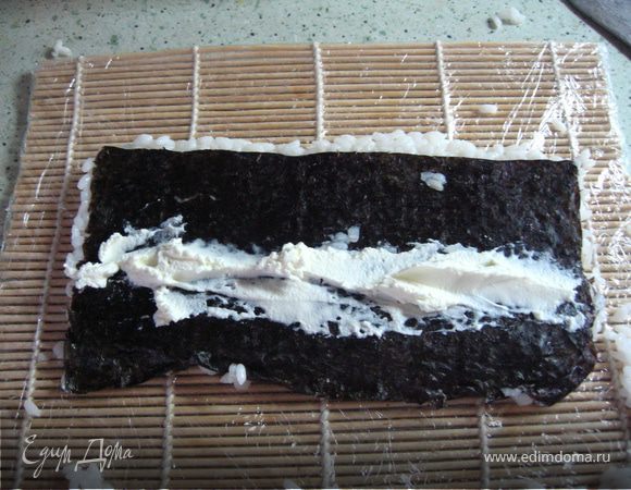 Намазать сыр и при желании васаби