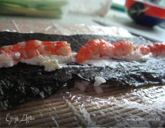 Выложить начинку,не забывая о том ,что ее не должно быть слишком много.Иначе не сойдется шов