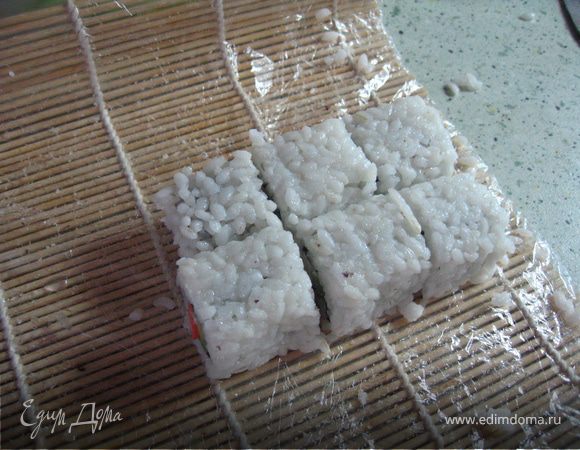 Разрезать сначала пополам,затем сложить половинки рядом и разрезать на 6 частей.Нож смачивать уксусной водой-так легче резать