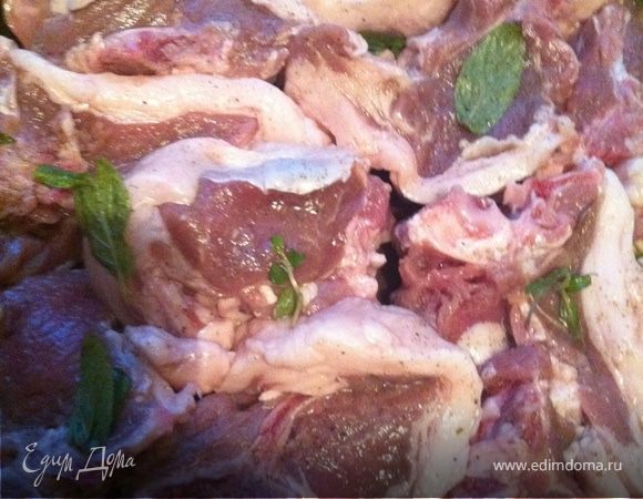 Баранину положила мариноваться в вине и мяте. У меня как раз в запасе было несколько часов, этого оказалось вполне достаточно. Когда мясо промариновалось,отправила в духовку запекаться.