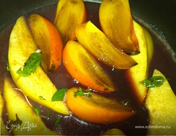 На сковороду вылила маринад, нарезала дольками хурму и айву, добавить гранатовый сок или соус и протушила фрукты. Можно добавить чуточку корицы. Далее есть 2 варианта исполнения соуса для этого блюда, опишу оба, а вы выберете сами.