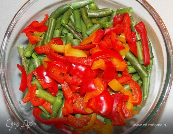 Фасоль и перец отварить(можно в микроволновке).