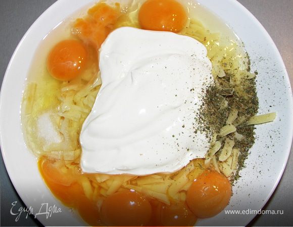 Смешать сыр тёртый,яйца,сметану и майоран.