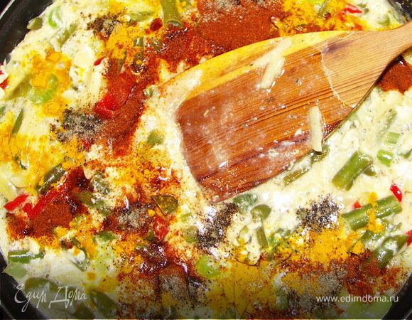 На сковороде разогреть масло.Выложить фасоль,перец,тонко порезанный сельдерей.Чуть обжарить.Залить яичной смесью.Сверху посыпать куркумой ,паприкой и перцем.Хорошенько перемешать.Накрыть крышкой и оставить на небольшом огне на 10-15 мин.