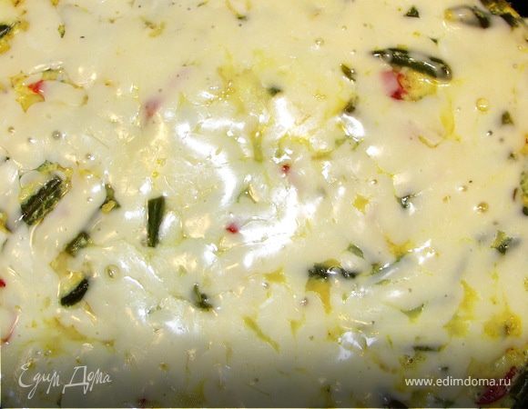 За пару минут до готовности посыпать оставшимся сыром и снова накрыть крышкой.После выключения огня дать постоять омлету ещё мин 5-10 под крышкой.Всё))Можно завтрак,а можно и ужин для всей семьи))На тарелке посыпать щедро зеленью.Приятного аппетита!