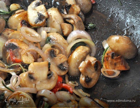 Точно также обжарим наши половинки шампиньонов.