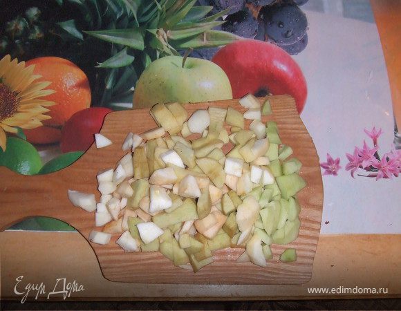 Начинка. Очистить яблоки от кожуры. Нарежьте на кусочки, положить в кастрюльку и добавить 0,5 стакана воды. Довести до кипения, осторожно помешивая. Яблоки распарятся, станут "пышными".