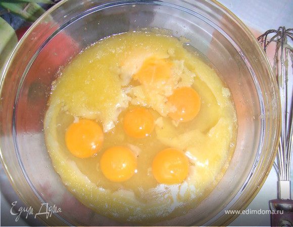 Готовим тесто: маргарин растапливаем, добавляем постепенно сахар, добавляем яйца и осторожно вмешиваем, далее добавляем муку. В тесто добавляем щепотку соли и соду погашенную уксусом.