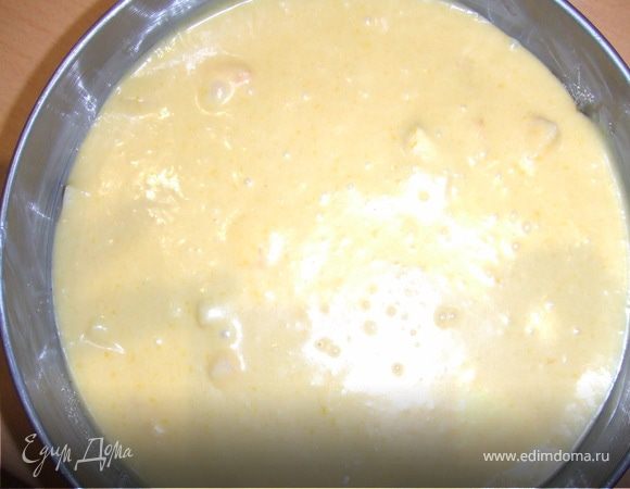 Форму для выпечки смазать маслом и посыпать манкой. Выложить распаренные яблоки. Посыпать корицей и ванильным сахаром. Залить сверху тестом. Выпекать 30 - 35 минут при 180 градусах.