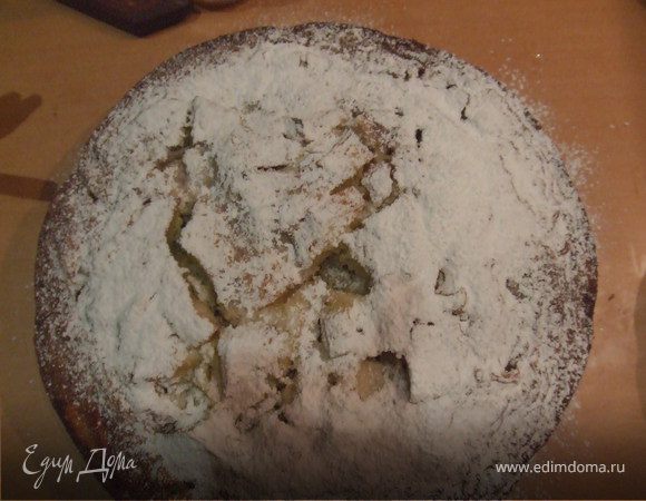 Подать шарлотку на стол, украсив сахарной пудрой .