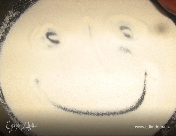 В полученную массу насыпать сахарный песок и нагреть до кипения. Яйца вбить одно за другим, хорошо вмешать в массу, чтобы они заварились.
Манку обжарить на сухой сковороде до нежно-кремового цвета.