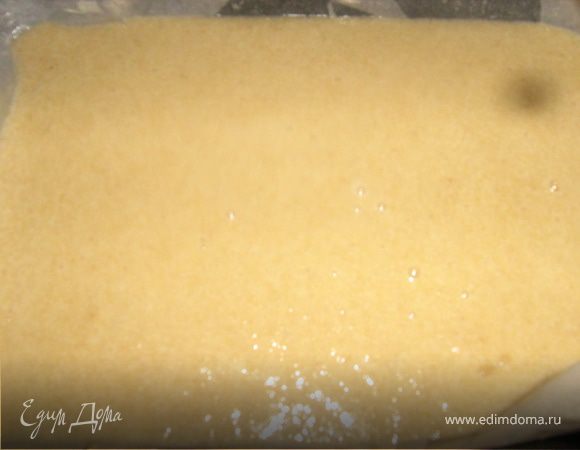 В яблочно-яичную смесь вмешать манку. Загустевшую массу выложить на смазанную маслом и обсыпанную сухарями форму. Испечь до готовности. Время в духовке 20-30 минут, нужно проверять спичкой, но пирог не должен быть очень сухим.
Когда пирог остынет, присыпать сахарной пудрой. Приятного аппетита!