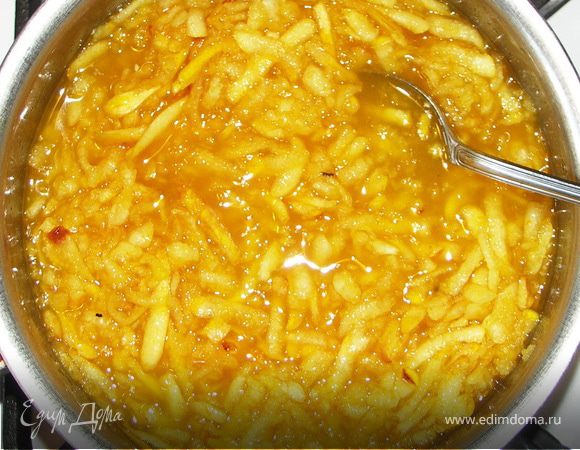 С апельсинов выжать сок и натереть цедру.Айву потереть на крупной тёрке,выложить в сотейник и залить соком.Добавить сахар и цедру.