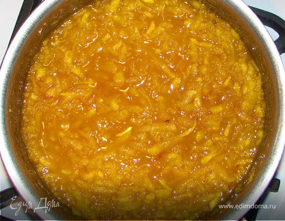 Варить,а вернее томить на минимальном огне около 2 часов(не позволяя кипеть)до прозрачности айвы.