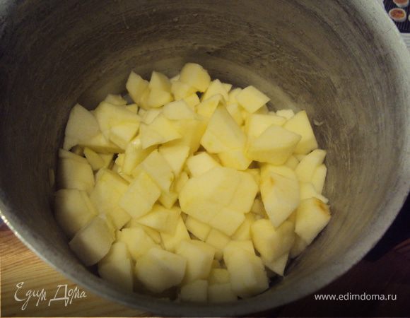 Влить в кастрюлю лимонный сок и 4 ст.л. воды, положить яблоки и тушить 15- 20 минут до мягкости. Всыать изюм и оставить.