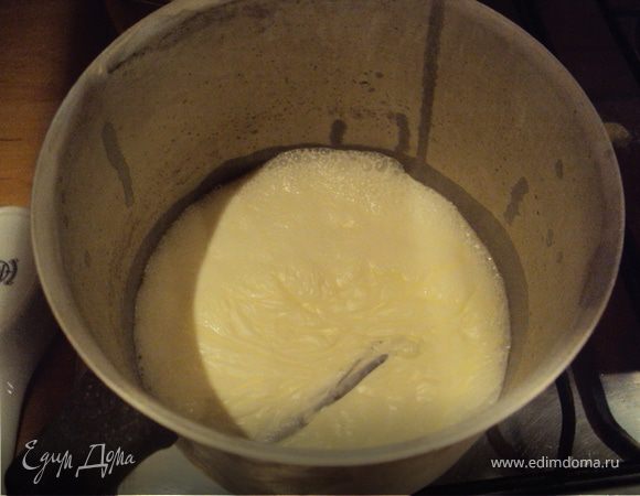 Довести до кипения 450 мл сливок с палочкой корицы. Через 10 минут удалить корицу.