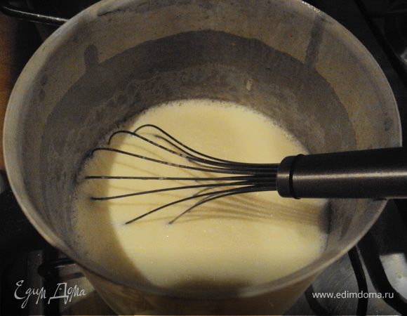 Взбить яичные желтки с сахаром до светлого цвета, влить 150 мл сливок и снова взбить. Добавить смесь в разогретые сливки и варить, помешивая 15 минут до загустения.