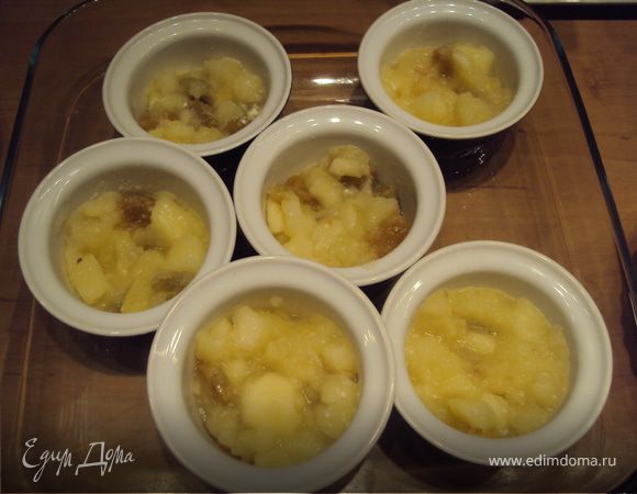 Разложить в формочки сначала яблочно- изюмную смесь.