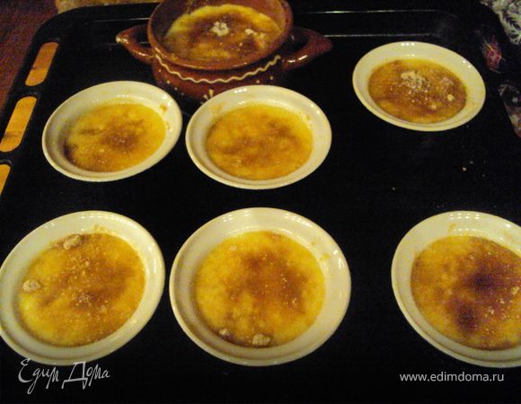 Посыпать коричневым сахаром. Поставить в предварительно разогретую духовку на "гриль"на 2- 3 минуты, пока сахар не начнет пузыриться. Охладить и наслаждаться изысканным десертом.