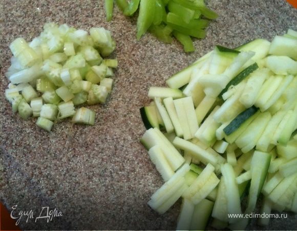 порезать кабачок и перец соломкой, сельдерей просто мелко.