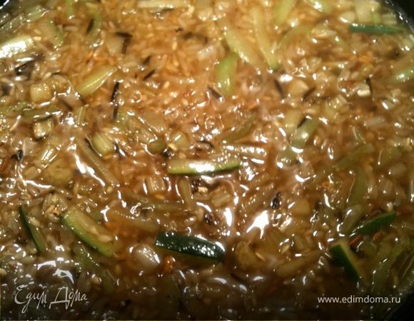 В сотейнике обжарить овощи, добавив масло. Добавить рис и пряности, обжарить все вместе. Затем влить 3 стакана воды и соевый соус, закрыть крышкой и на медленном огне тушить до готовности риса (минут 30).