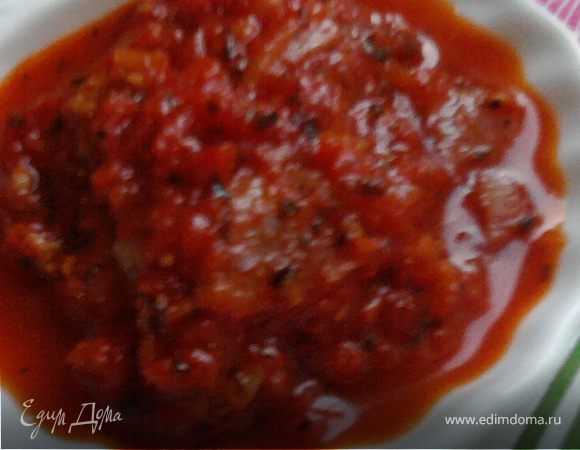 Помидоры протереть через крупную терку, не допуская попадания шкурки.
Проварить на медленном огне 3 минуты.
Добавить мелко нарезанный сельдерей и базилик (можно в засушенном виде), проварить ещё 2 минуты.
Лук нарезать четверть кольцами и обжарить в масле вместе с фаршем.
Добавить в соус вместе с щепоткой соли и чайной ложкой сахара. Проварить ещё 3 минуты. Полить пасту, украсить веточками зелени.