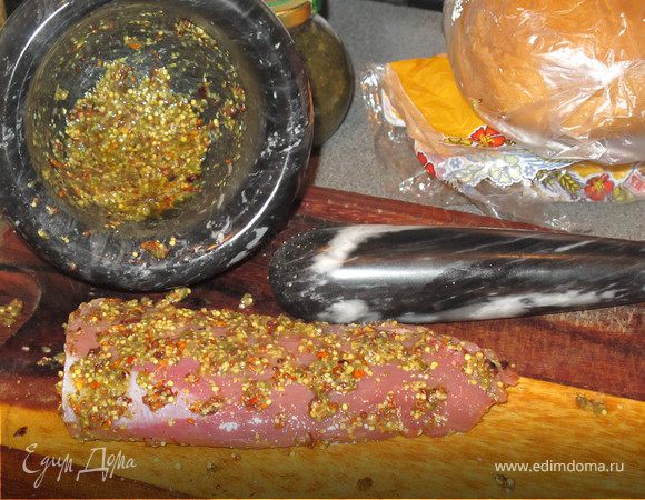 Приготовить маринад:смешать все ингредиенты и натереть вырезку. Убрать в холодильник на 30 минут.