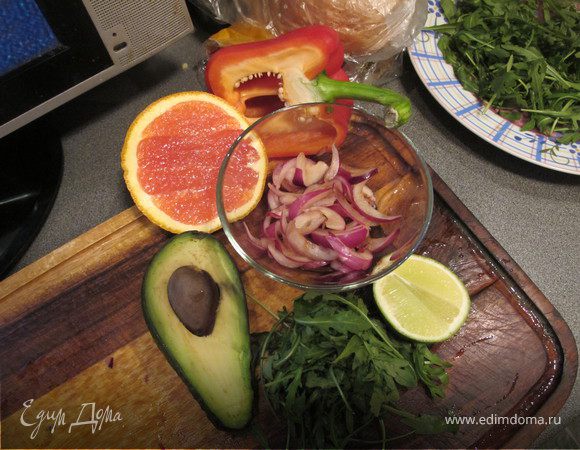 Выложить на тарелку руколу, перец, нарезанный полосочками, чайной ложкой сформировать кружочки из авокадо, выложить на салат. Лук нарезать перышками и замариновать в соевом соусе и уксусе на пару минут. Выложить на салат.Мякоть апельсина отделить от всех перепонок и выложить на салат.