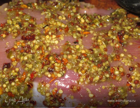 Вырезку обжарить на сковороде ( в моем случае-сковорода-гриль) до любимой вами степеми прожарки (в моей случае-медиум). Нарезать ломтиками и выложить на салат. Подготовить заправку:смешать соль, оливк. масло, сок лайма и итал.травки). Полить салат заправкой, присыпать сухим орегано и кунжутом.