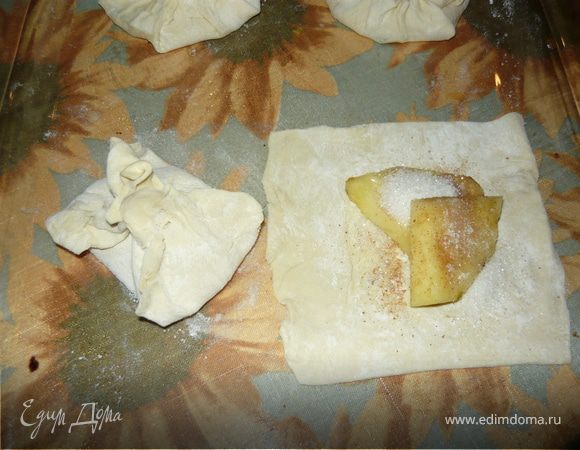 Ананас почистить и нарезать полукольцами или на четвертинки, в зависимости от размера ананаса и желаемого размера слоек.
Тесто раскатать и нарезать на квадраты.
В центра каждого квадрата положить кусочек или два ананаса, посыпать сахаром, добавить мускатный орех или имбирь (я сделала часть слоек с мускатом, часто с имбирем)