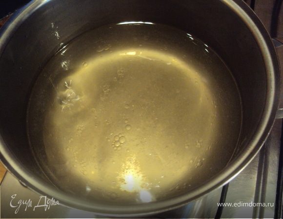 Вскипятить рассол.Залить капусту и положить под груз. Через сутки капуста готова. Приятного аппетита!