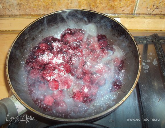 Потушить немного ягоду, чтобы испарилась вода.