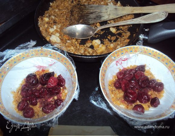 Выстелить формочки пленкой и уложить поочередно крошки- ягоды- крошки... Первый и последний слои должны быть крошки.