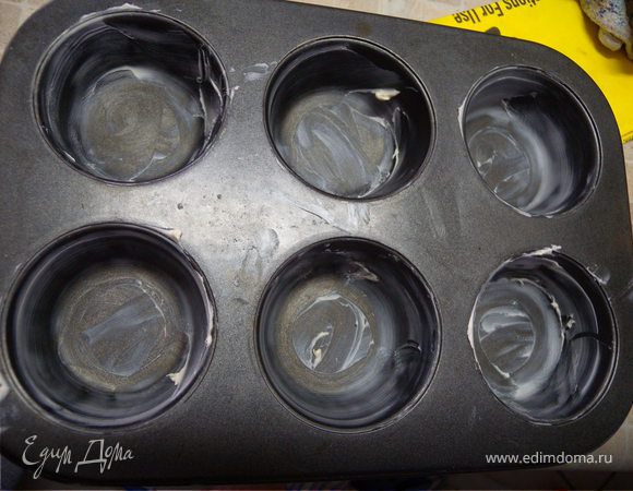 Форму смазать маргарином или растительным маслом. Заполнить на 2/3.Выпекать при температуре 160С минут 20. Готовность проверить зубочисткой.