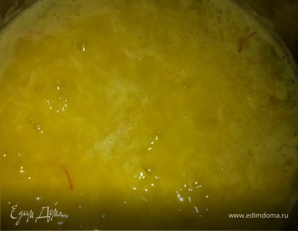 Сначала ставим вариться рис, добавляем в него для цвета щепотку шафрана. Когда рис почти готов, добавила в него кусок сливочного масло, хорошенько перемешиваем, чтоб рис весь был сливочным.