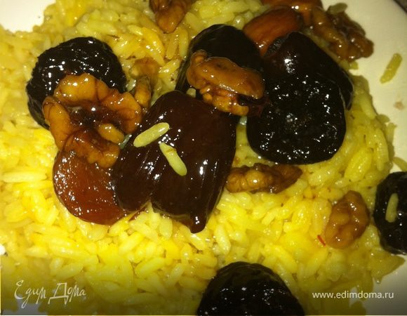 При подаче сначала выкладываем рис, сверху украшаем фруктами и орехами и поливаем щедро получившимся соусом! Приятного аппетита!