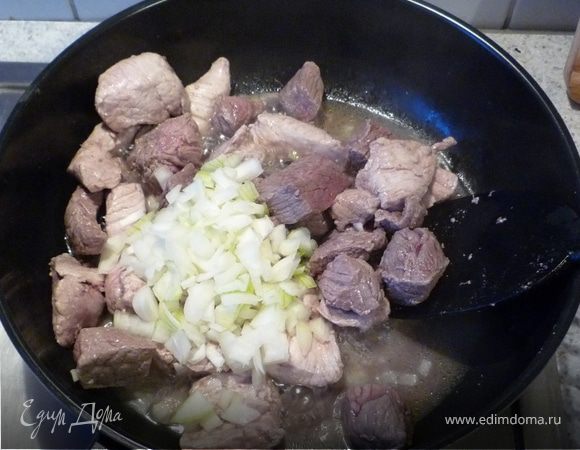 Гуляш обжарить на топленом масле минут 6-8. Затем добавить лук, помешивая, продолжать все обжаривать. Приправить гуляш солью, перцем и паприкой порошком.