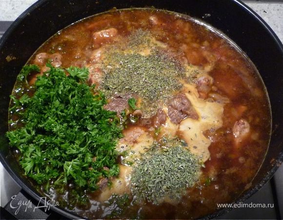 ...влить овощной бульон, пиво, мед и травы. Томить на небольшом огне 75 минут.
