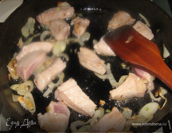 Телятину промыть, высушить, нарезать кусками произвольной формы. Лук нарезать полукольцами. Лук и мясо обжарить на масле до золотистого цвета. Не солить.