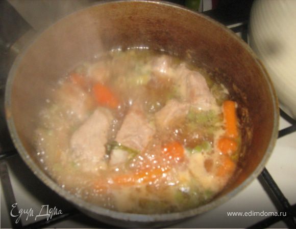 Мясо  луком выложить в кастрюлю с толстым дном. На сковороде быстро обжарить морковь и горошек (не больше 3 минут), к ним добавить специи. Выложить в кастрюлю, добавить воды в уровень содержимому, поставить на огонь. Довести до кипения, затем  максимально убавить огонь. Мясо должно томится не меньше полутора -  двух часов.