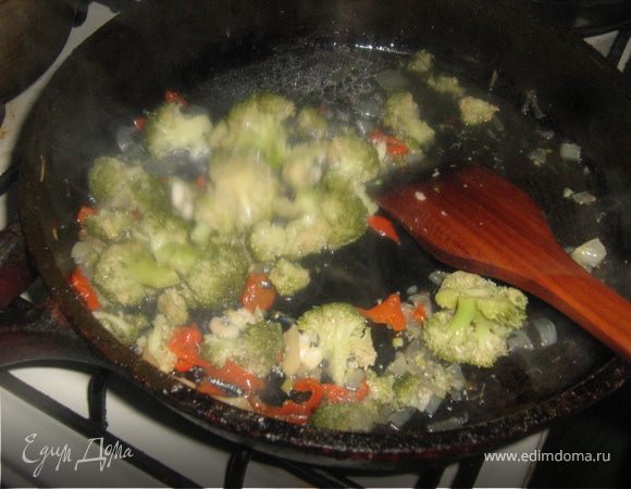 Луковицу нарезать мелко, обжарить на масле до прозрачности. Добавить брокколи, мелко нарубленный перец, специи, немного воды. Накрыть крышкой, тушить до готовности брокколи.