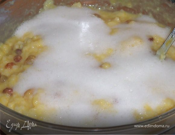 Отделяем белки от желтков. Желтки растираем с сахаром. Добавляем в рис. Белки сбиваем к крутую пену и постепенно вводим в рис.Растопить масло и отправить в рис. 