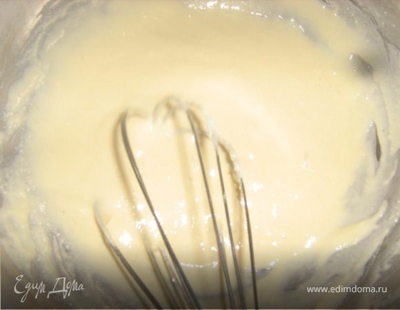 Приготовить опару из 1/3 просеянной муки, дрожжей, взбитого  с солью и сахаром яйца и теплого йогурта. Оставить на 40 минут в теплом месте.