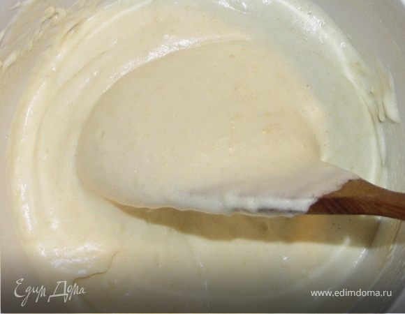 Взбить яйца с сахаром в пышную устойчивую массу(не менее 10мин.).Лопаткой аккуратно вмешать просеянную муку и кешью.