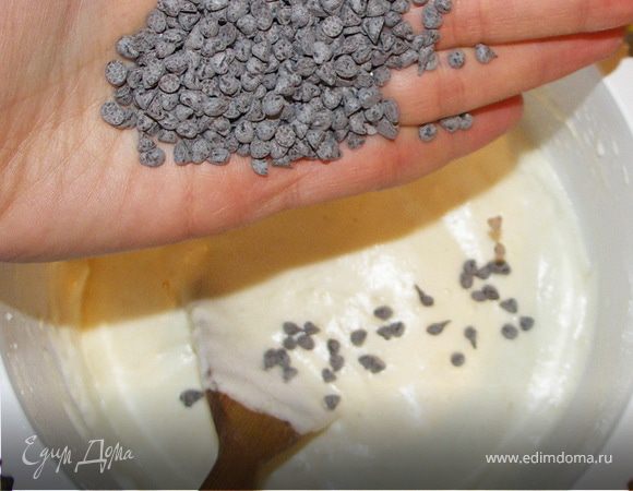 Добавить шоколадные шарики.