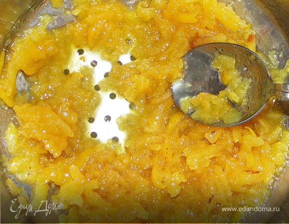 Конфитюр выложить в дуршлаг и дать стечь сиропу.В сироп добавить ром.