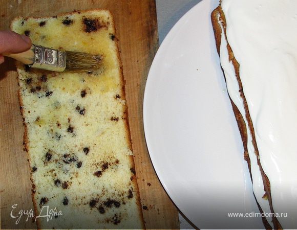 Каждый корж пропитать сиропом с помощью кисточки.Сверху выложить толстый слой крема и 1/3 айвы.