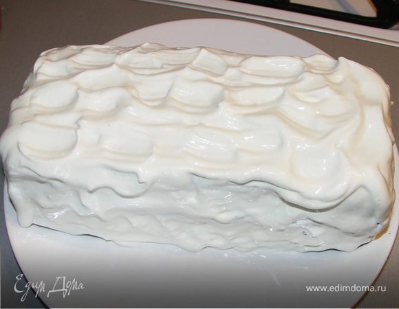 Обмазать торт кремом со всех сторон.