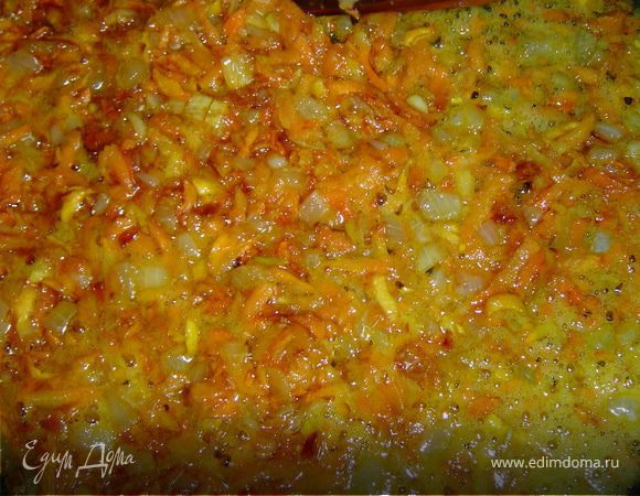 Лук мелко порезать,морковь натереть на средней терке.В сковороде разогреть растительное масло и положить лук.Обжаривать на большом огне при постоянном помешивании до прозрачности.Всыпать тертую морковь.Перемешать и обжарить при периодическом помешивании до мягкости.