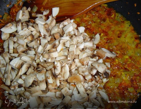 Грибы мелко порезать и всыпать в сковороду с овощами.Перемешать и жарить примерно 3 минуты при помешивании.Посолить по вкусу.
